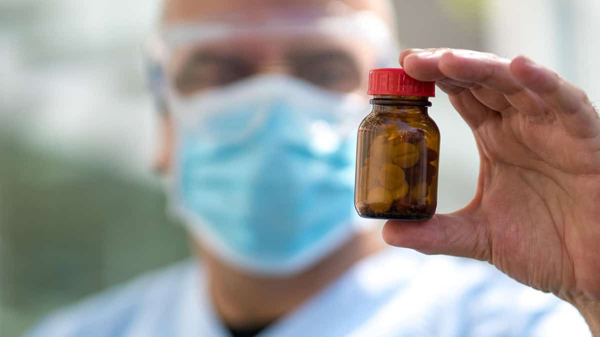 Person holding a pills bottle